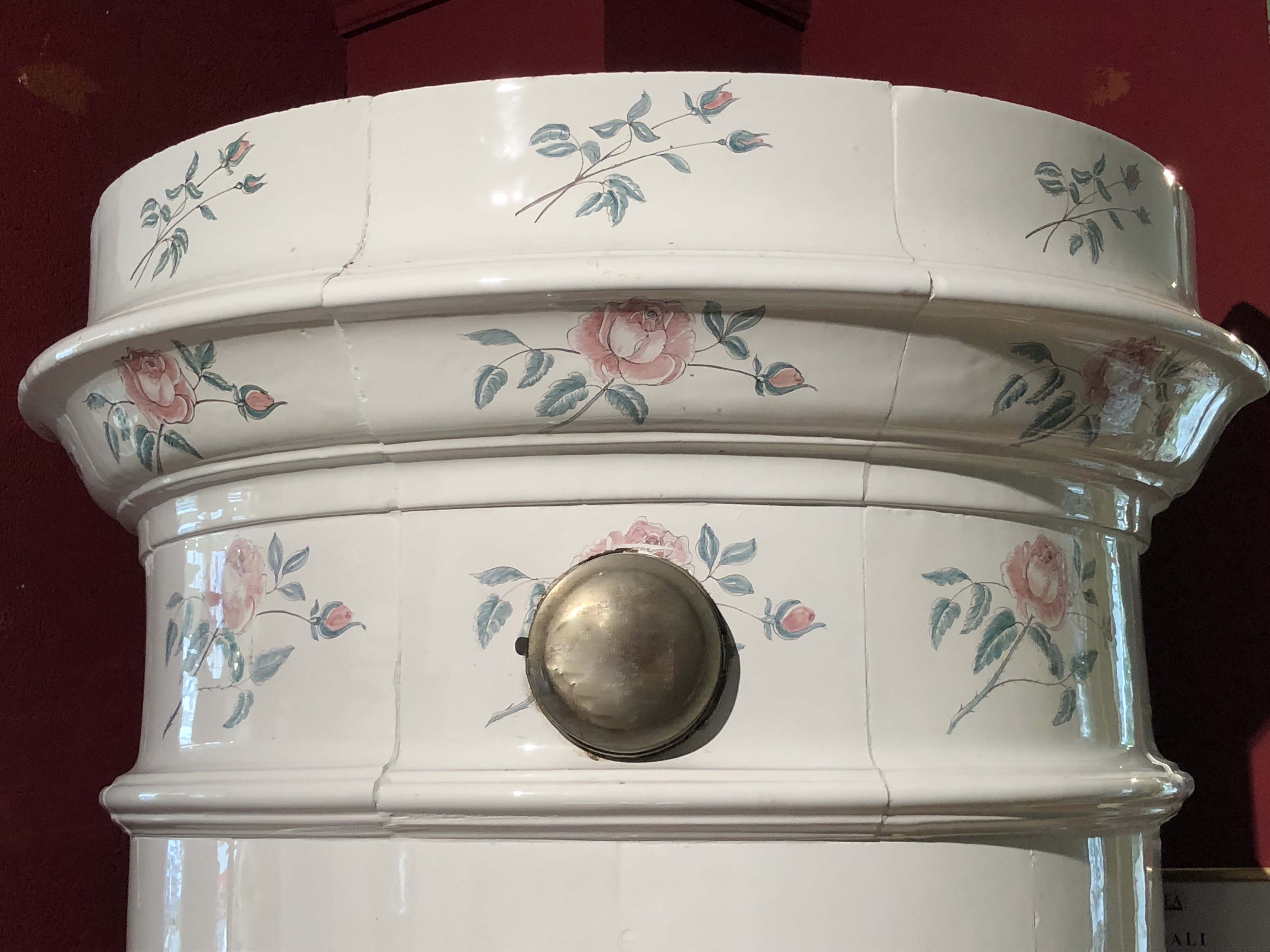 antiker schwedischer Kachelofen Rosali von SVEA Hamburg, Kronendetail